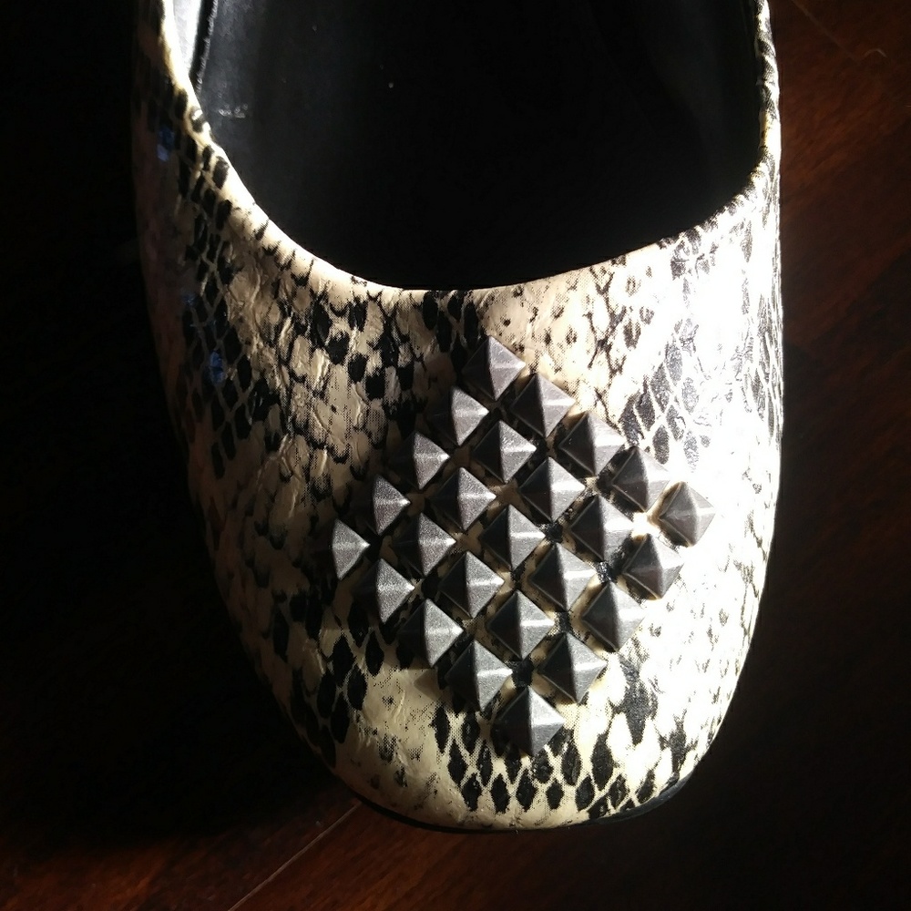 Shoes - Picture 3 of 4